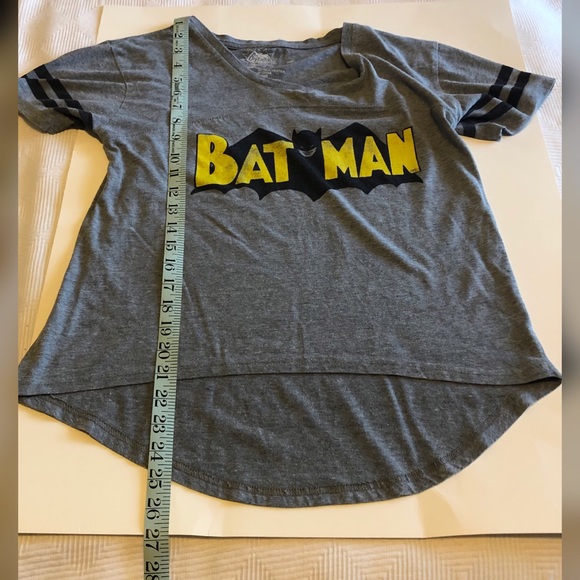 BatMan 🦇 Hi-Lo T-shirt with Retro Logo - Picture 5 of 6